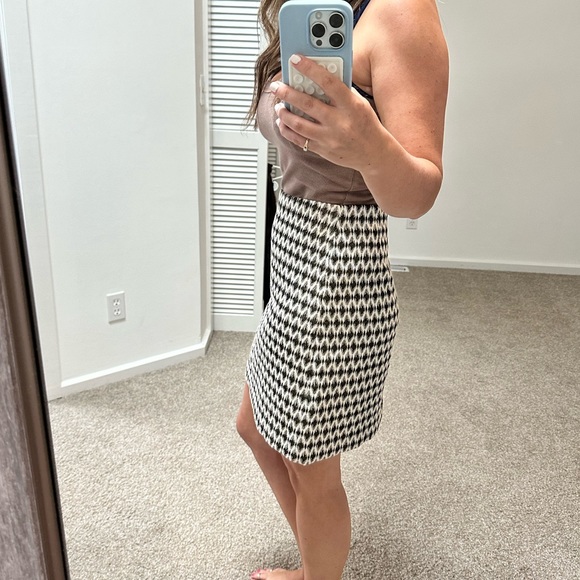 New LOFT Petite Pencil Skirt with gold and black design - Picture 5 of 5